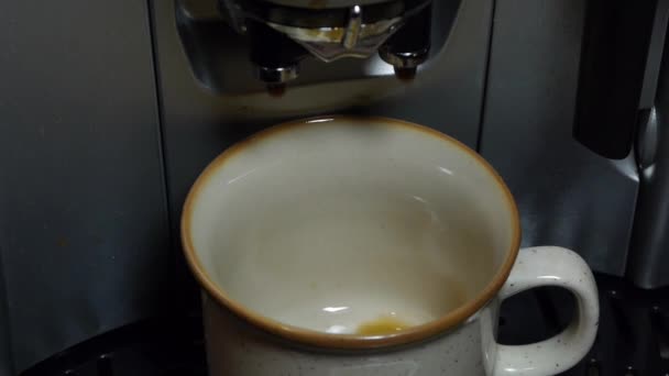 Máquina de café derramando café expresso
 - Filmagem, Vídeo