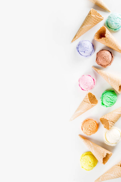 buntes Pastell-Eis mit Waffelkegeln, weißem Hintergrund, Kopierraum von oben - Foto, Bild