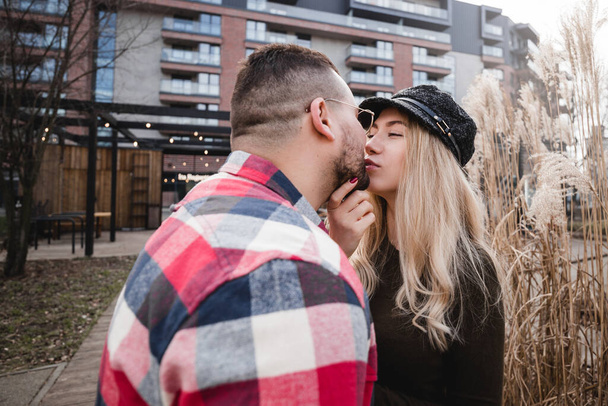 Liebespaar küsst sich im Freien. Nettes Hipsterpaar spaziert im Spring Park. Schöner sonniger Tag. - Foto, Bild