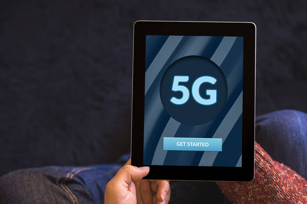 Ruce držící digitální tablet s konceptem sítě 5G na obrazovce. Horní pohled - Fotografie, Obrázek