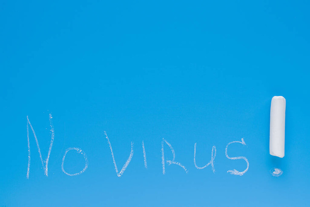 Chalk inscription against the virus on a blue background - Foto, Imagen