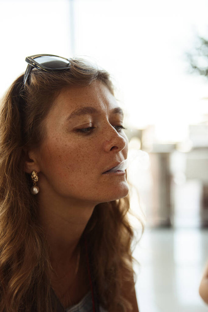 portrait of a woman smoking - Foto, immagini