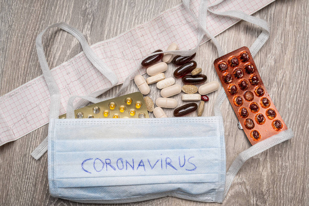 Lääketieteellinen naamio ja tabletit Corona suojaa - Valokuva, kuva