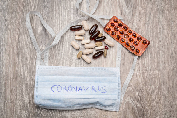 Medizinische Maske und Tabletten zum Schutz der Corona - Foto, Bild