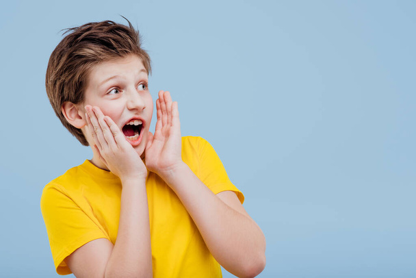 excited preteen boy look aneway and screaming - Foto, imagen