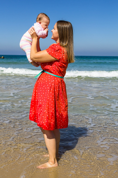 μητέρα και χαριτωμένο μικρό μωρό κορίτσι στην παραλία - Φωτογραφία, εικόνα
