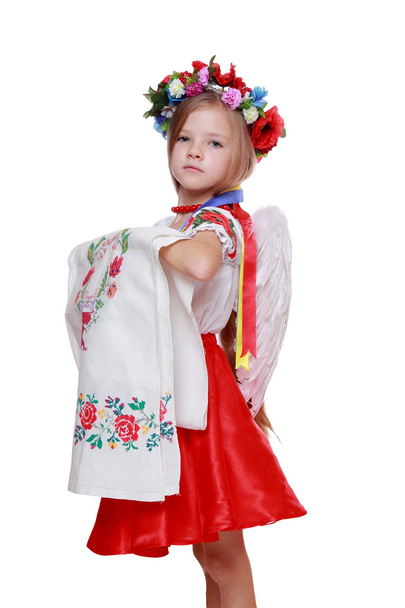 Girl in Ukrainian national costume - Foto, afbeelding