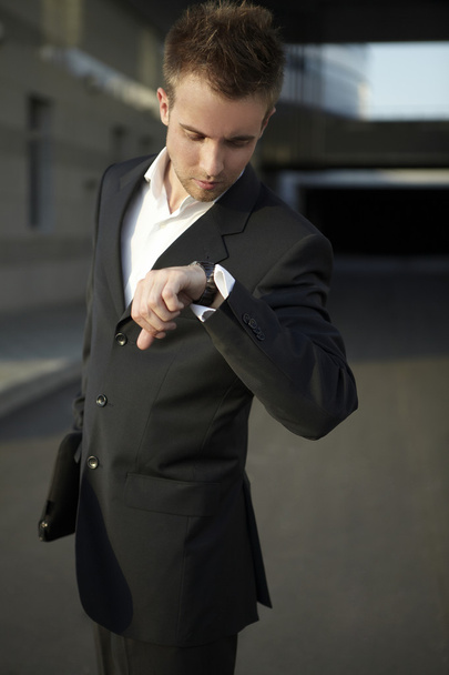 Businessman regarding time - Foto, Imagen