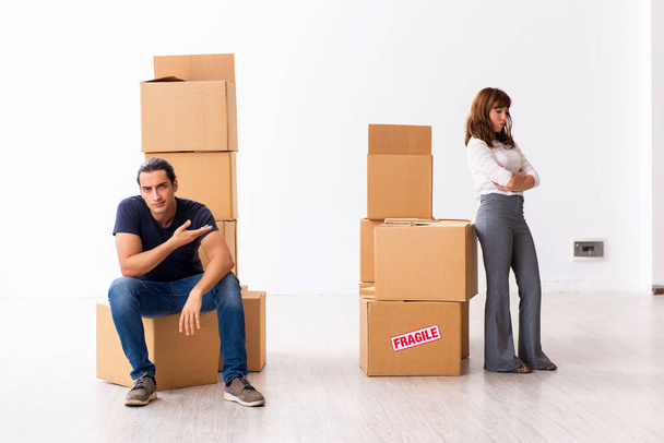 Coppia giovane e molte scatole nel concetto di divorzio insediamento - Foto, immagini