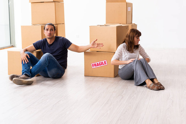 Νεαρό ζευγάρι και πολλά κουτιά στην έννοια του διακανονισμού διαζυγίου - Φωτογραφία, εικόνα
