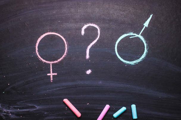 Mężczyzna i kobieta są rysowane kredą na tablicy. Koncepcja, płci, transseksualnych - Zdjęcie, obraz