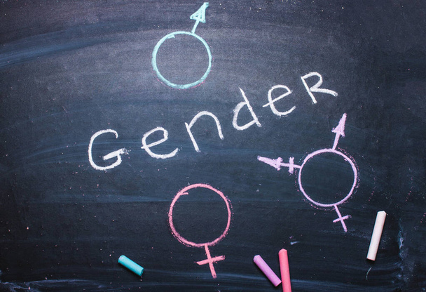 Słowo płeć i symbole mężczyzny, kobiety, transgenderu narysowane kredą na tablicy - Zdjęcie, obraz
