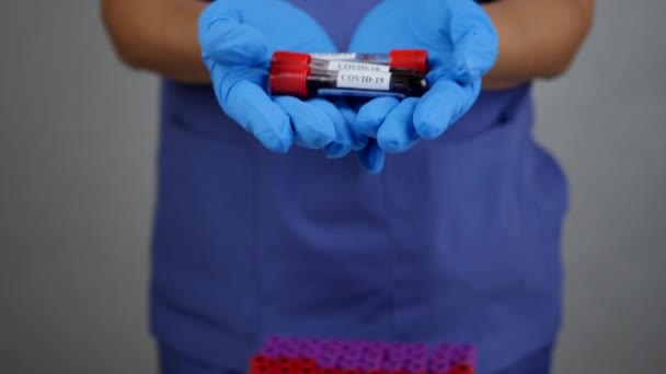 Дослідник, що тримає кров у пробірці для перевірки ковад-19 у лабораторії
 - Кадри, відео