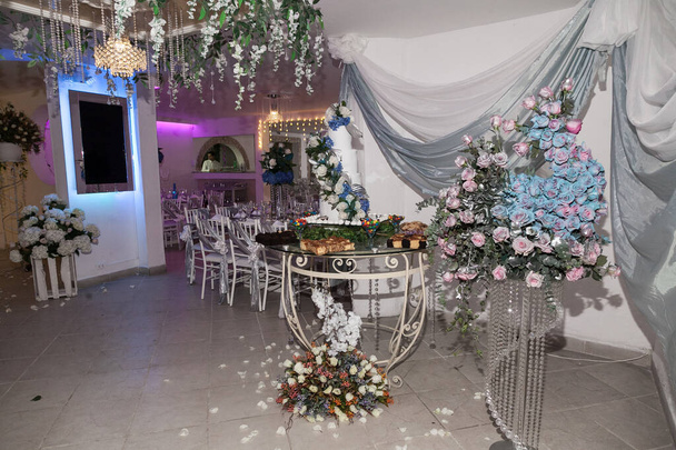 Decoratie van sociale evenementen; zaal ingericht voor de bruiloft receptie. - Foto, afbeelding