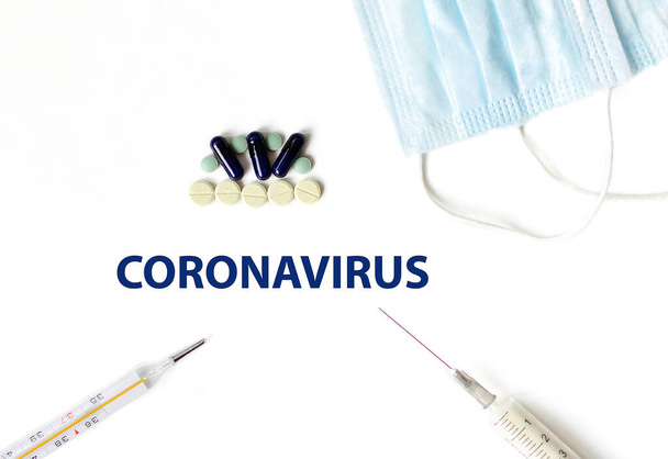 Un nuevo coronavirus. Máscara médica protectora y medicamentos, pastillas para el termómetro de mercurio del virus, jeringa. Brote de coronavirus chino
. - Foto, imagen