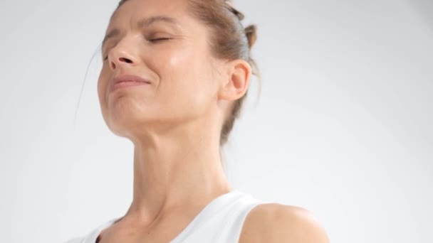 Mujer mayor en el espacio blanco practica yoga Primer plano retrato
 - Metraje, vídeo