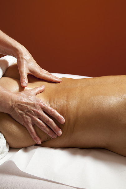 vrouw ontvangen van een professionele massage en lymfedrainage-verschillende technieken demonstratie - Foto, afbeelding