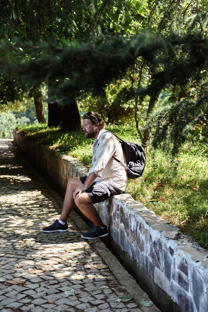 Man sitting in the park - Fotografie, Obrázek
