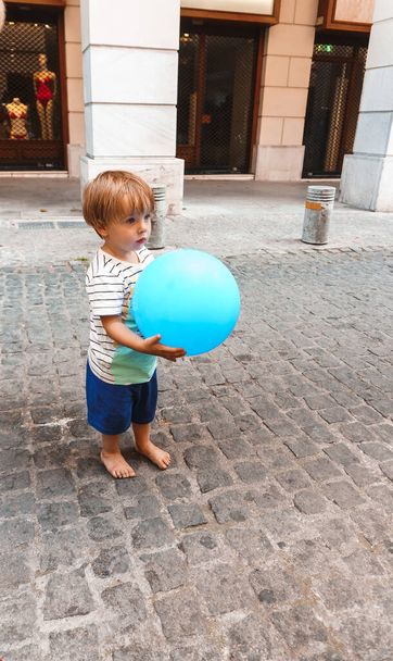 Boy playing with a balloon - Fotografie, Obrázek