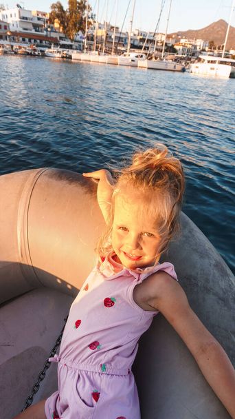 Little girl floating on a boat in the sea - Foto, imagen