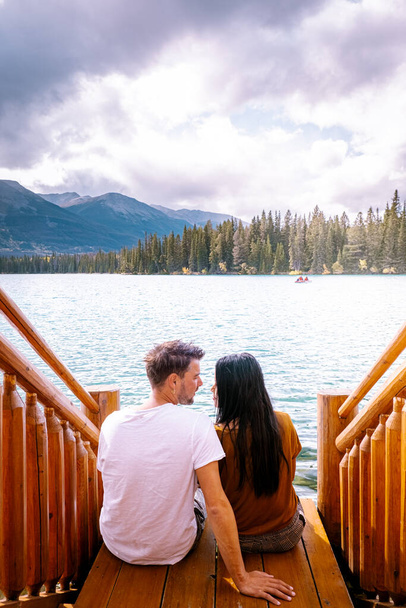 Jasper cidade Canadá, casal em Lakeshore, nascer do sol junto ao lago em Jasper, Lac Beauvert Alberta Canadian Rockies Canadá
 - Foto, Imagem