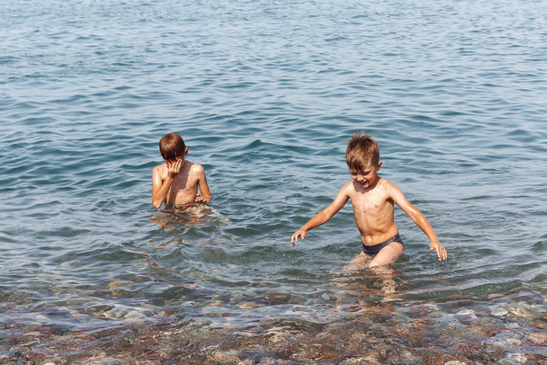 Boys swimming on the seashore - Foto, Imagem