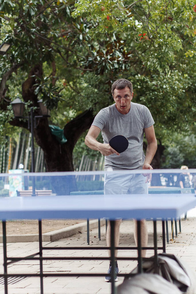 Hombre jugando tenis de mesa
 - Foto, imagen