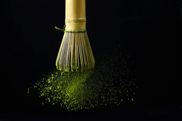 Japanese matcha green tea for healthy lifestyle design. Organic green tea matcha powder splash. - Fotografie, Obrázek
