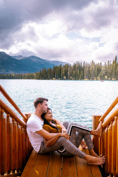 ジャスパーの町カナダ、湖畔のカップル、ジャスパーの湖での日の出、 Lac Beavert Alberta Canada Rockies Canada - 写真・画像