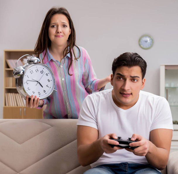 Молода сім'я страждає від комп'ютерних ігор залежності
 - Фото, зображення