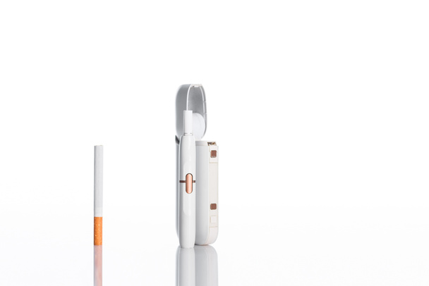 evolución de los cigarrillos en blanco con espacio para copias
  - Foto, Imagen