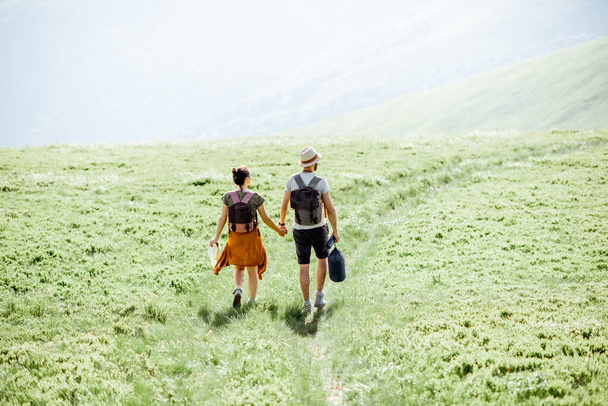 Ehepaar in den Bergen unterwegs - Foto, Bild