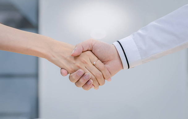 Деловые мужчины и женщины пожимают друг другу руки за дружбу, пожимают руки, чтобы работать вместе в команде
 - Фото, изображение