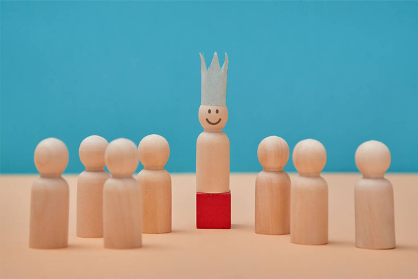 Positive thinking. Do not negativity. Wooden person miniature in crown with smile emoji. Emotionless people figures - Fotoğraf, Görsel