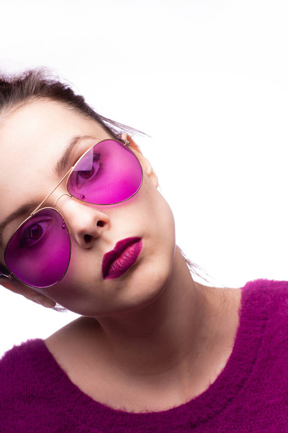 ragazza in un maglione viola, occhiali viola con rossetto viola sulle labbra
 - Foto, immagini