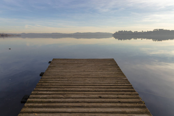 Aufnahme des Sees von Varese in Italien vom Ufer des Gavirate - Foto, Bild