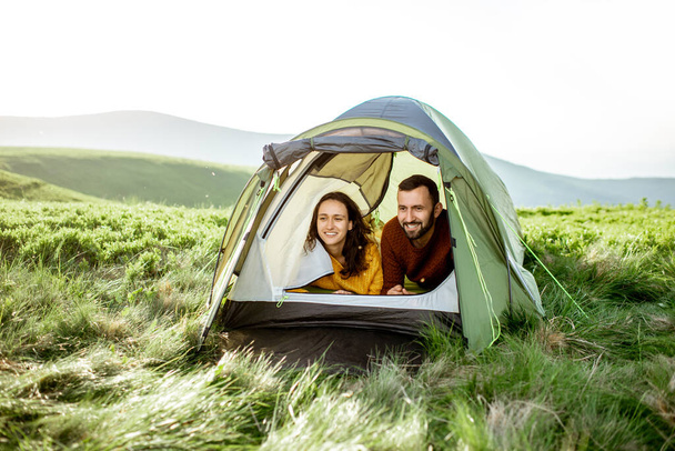Casal com tenda nas montanhas
 - Foto, Imagem