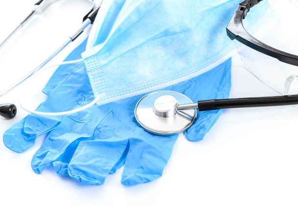 Koncepcja ochronnego sprzętu medycznego podczas epidemii wirusa - maska chirurgiczna, okulary, stetoskop i rękawice medyczne. - Zdjęcie, obraz