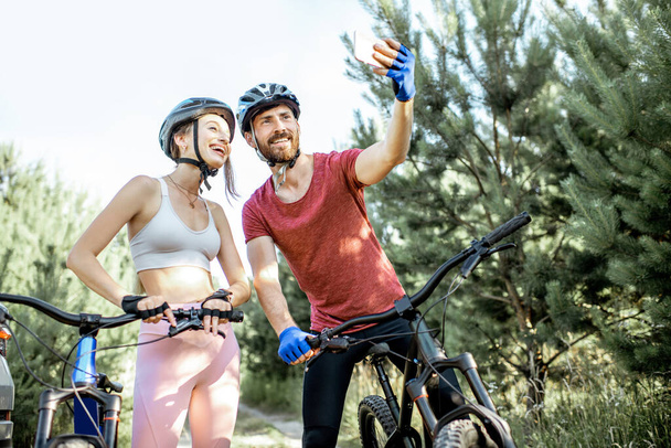 Ciclistas tirando foto selfie com bicicletas
 - Foto, Imagem