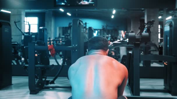 Un culturista hombre haciendo ejercicios para la espalda en el gimnasio deportivo
 - Imágenes, Vídeo