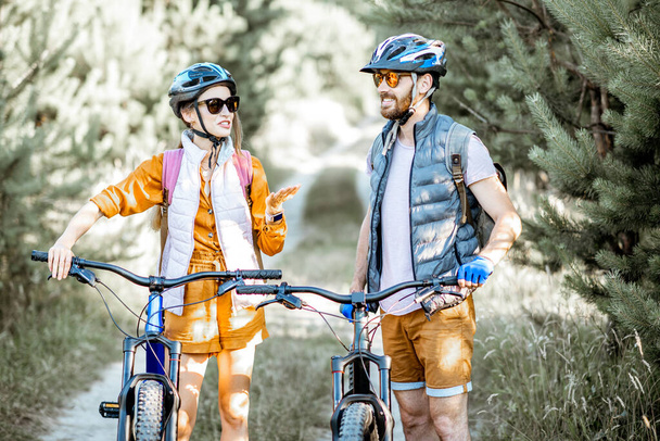 Kerékpárral utazó fiatal pár - Fotó, kép