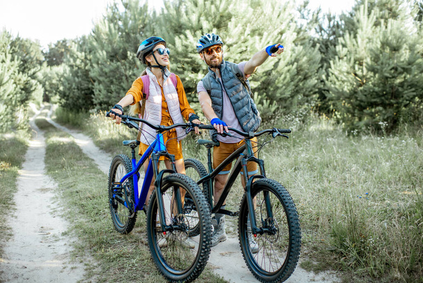 Пара, путешествующая на велосипедах по лесу
 - Фото, изображение