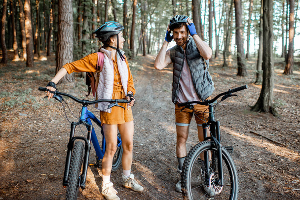 Пара, путешествующая на велосипедах по лесу
 - Фото, изображение