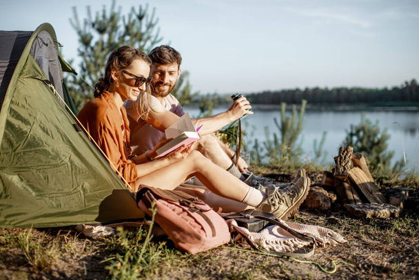 Couple au camping
 - Photo, image