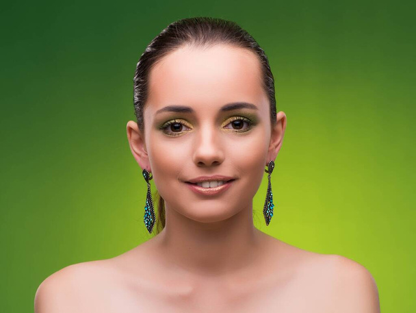 Mladá žena v pojetí krásy na zeleném pozadí - Fotografie, Obrázek