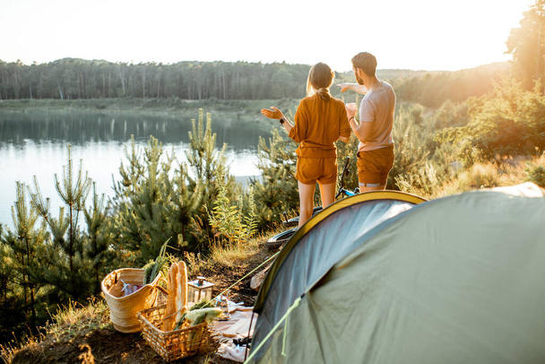 Couple voyageant avec tente dans les montagnes
 - Photo, image