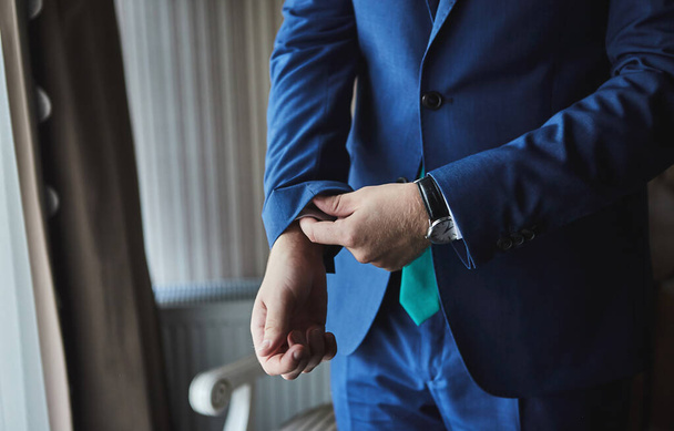 Empresário usa uma jaqueta, mãos masculinas close-up, noivo se preparando pela manhã antes da cerimônia de casamento - Foto, Imagem