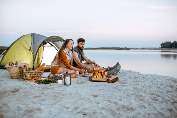 Casal no acampamento na praia
 - Foto, Imagem