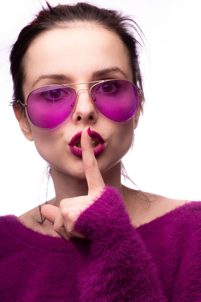 ragazza in un maglione viola, occhiali viola con rossetto viola sulle labbra
 - Foto, immagini