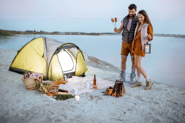 Pareja en el camping en la playa
 - Foto, Imagen
